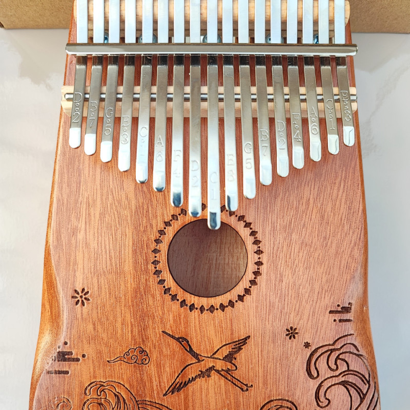Калімба на 17 язичків (нот), з дерева ялина. З молоточком, чехлом. Коричнева