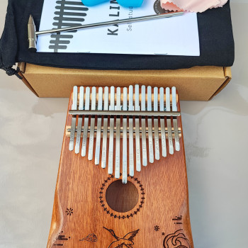 Калімба на 17 язичків (нот), з дерева ялина. З молоточком, чехлом. Коричнева