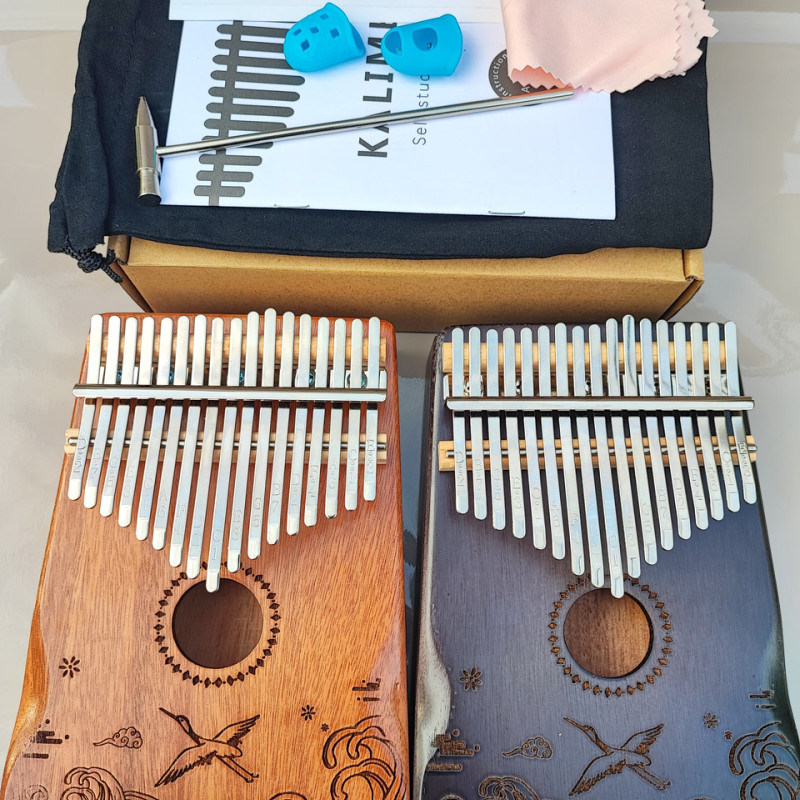 Калімба на 17 язичків (нот), з дерева ялина. З молоточком, чехлом. Коричнева