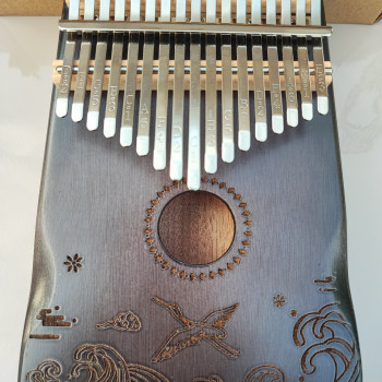 Калімба на 17 язичків (нот), з дерева ялина. З молоточком, чохлом. Темно - коричнева