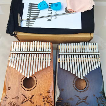 Калімба на 17 язичків (нот), з дерева ялина. З молоточком, чохлом. Темно - коричнева