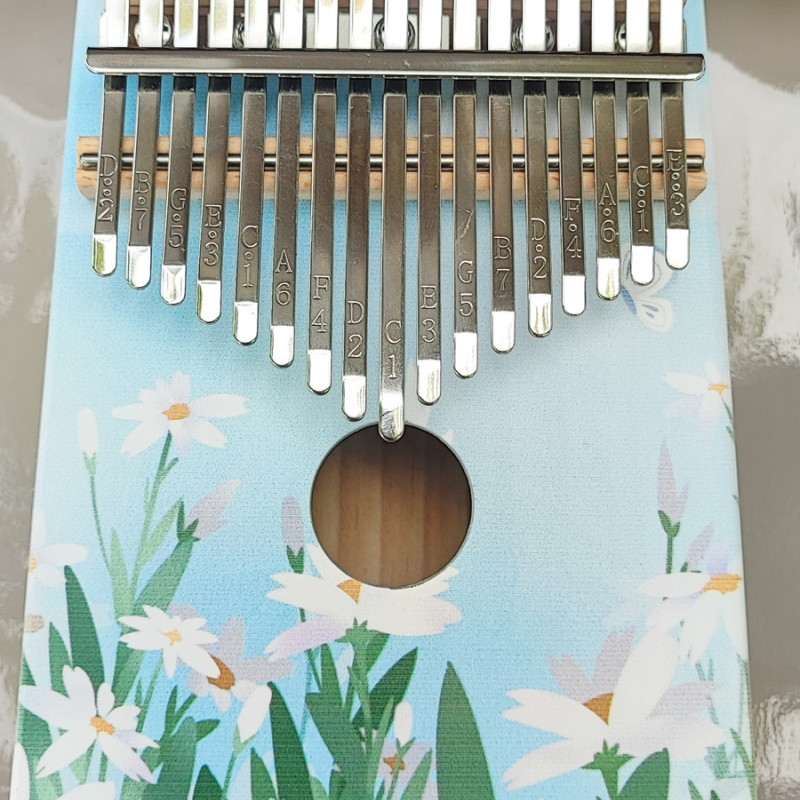 Калімба на 17 язичків (нот), з натурального дерева. З молоточком, чохлом. Біла