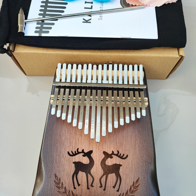 Калімба на 17 язичків (нот), з натурального дерева. З молоточком, чохлом. Коричнева.
