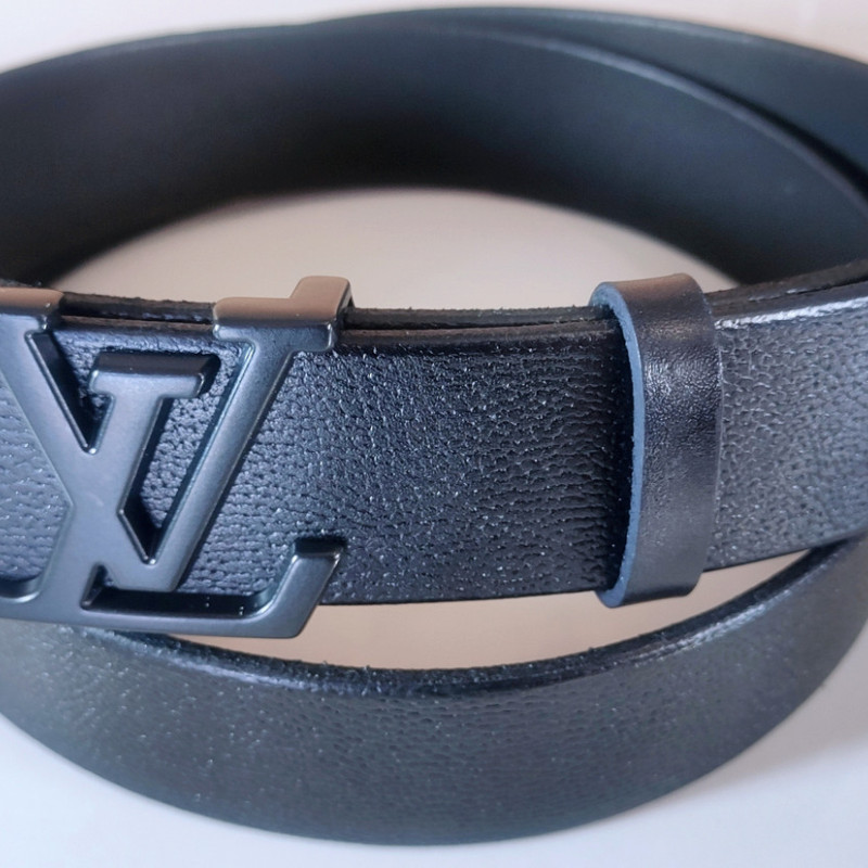 Чоловічий шкіряний ремінь з чорною пряжкою. Чорний