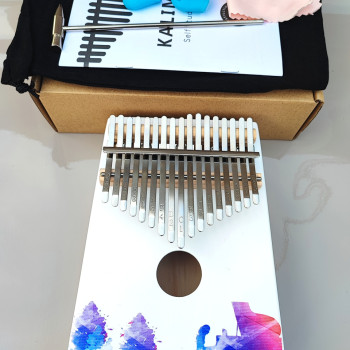 Калімба на 17 язичків (нот), з дерева ялина. З молоточком, чохлом. Біла