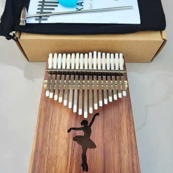 Калімба на 17 язичків (нот), з натурального дерева. З молоточком, чехлом. Коричневий