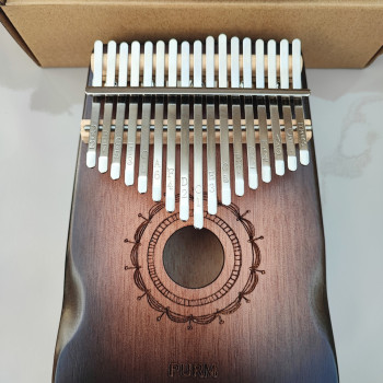 Калімба на 17 язичків (нот) з натурального дерева. З молоточком, чохлом. Темно-коричнева