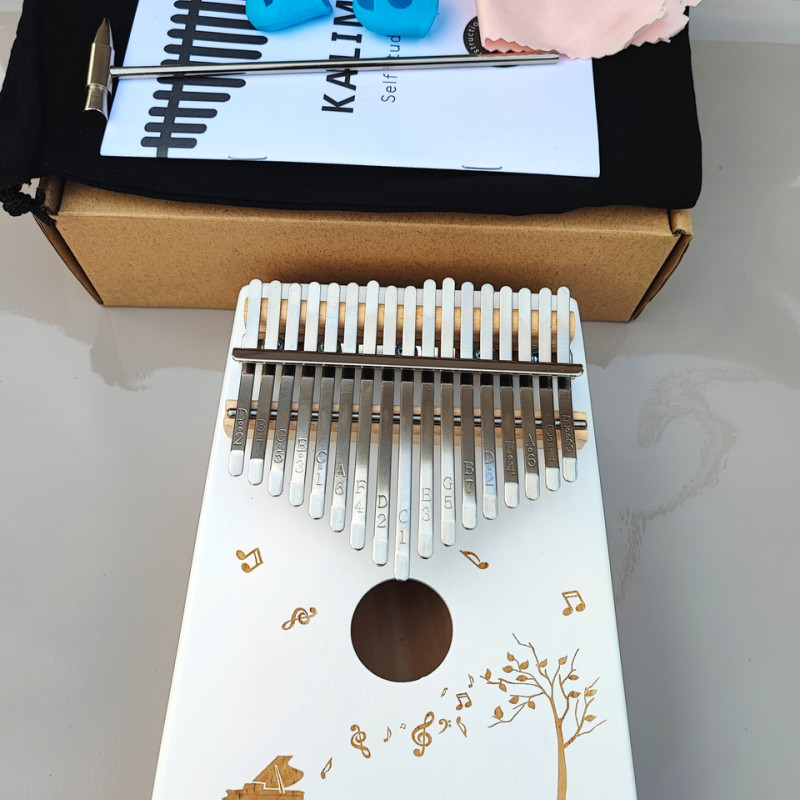 Калімба на 17 язичків (нот), з натурального дерева. З молоточком, чехлом. Біла