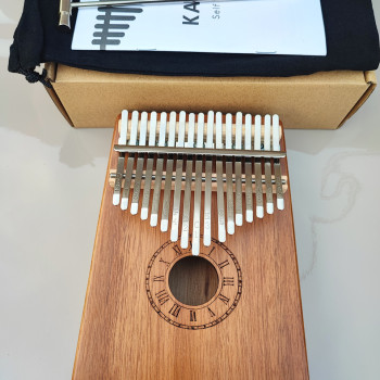 Калімба на 17 язичків (нот), з натурального дерева. З молоточком, чохлом. Коричнева