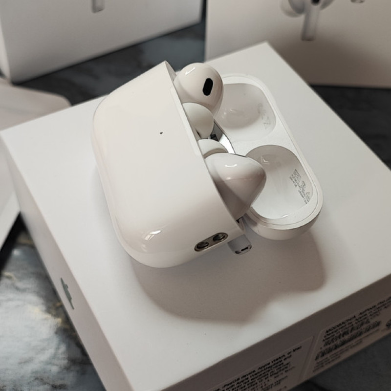 Навушники Apple AirPods Pro 2 HC with Wireless Charging Case (MQD83CH/A) White