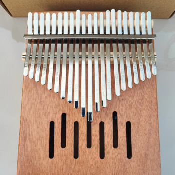 Калімба на 21 язичок (нот) з натурального дерева. З молоточком, чохлом. Коричнева