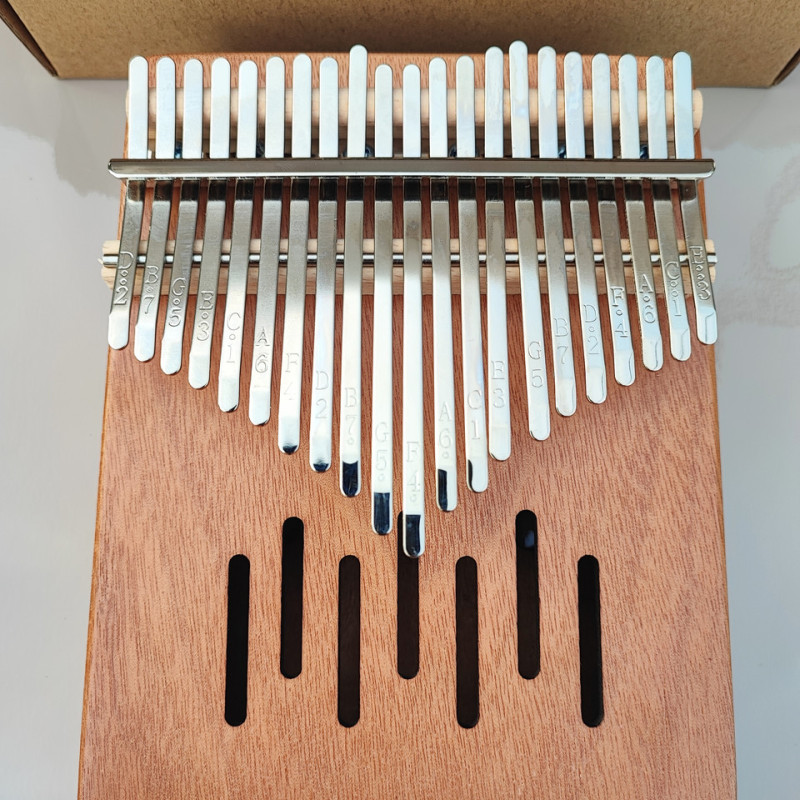 Калімба на 21 язичок (нот) з натурального дерева. З молоточком, чохлом. Коричнева