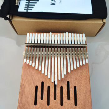 Калімба на 21 язичок (нот) з натурального дерева. З молоточком, чохлом. Коричнева