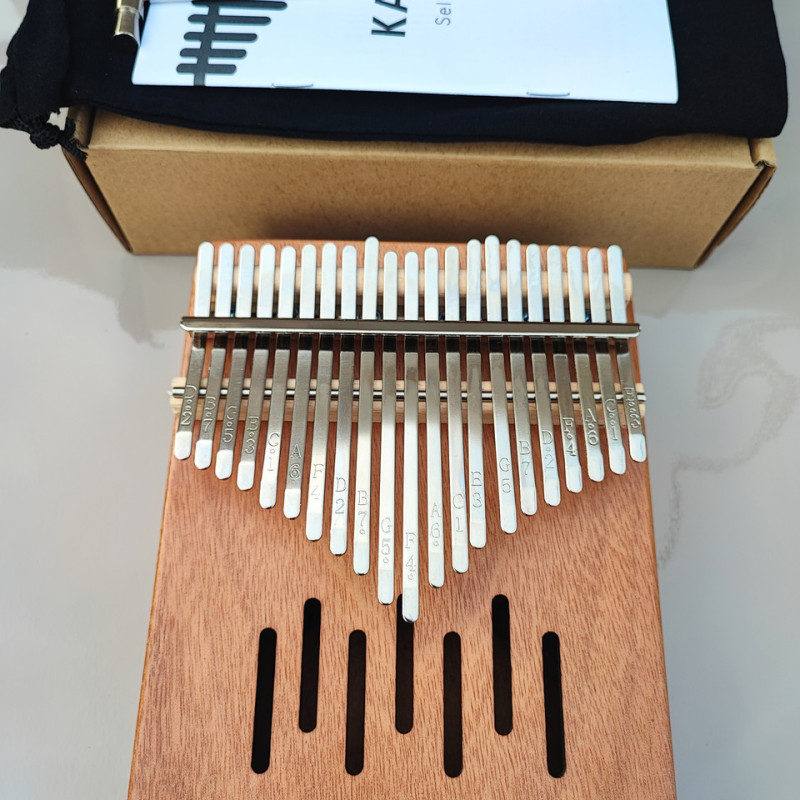 Калімба на 21 язичок (нот) з натурального дерева. З молоточком, чохлом. Коричнева